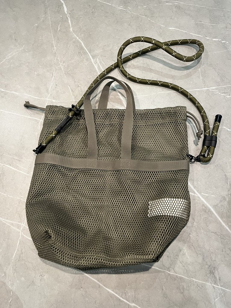 無印良品の立体メッシュ持ち手付き巾着に取り付けた金具をにスマホショルダーを付ける