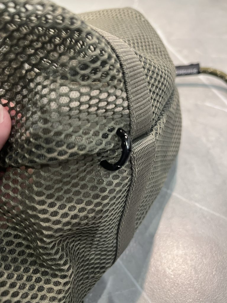 無印良品の立体メッシュ持ち手付き巾着にスタンダードプロダクツのスマホショルダーの金具を取り付ける